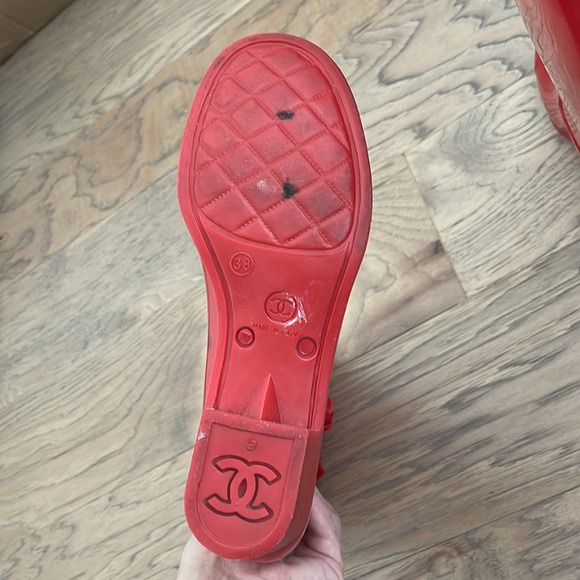 RED CHANEL RAIN BOOTS SIZE 8 WITH BLACK STAINS. - Picture 5 of 10